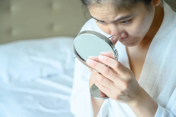 Retrato Mulher Asiática Tentando Espremer Acne Sozinha Usando Agulha Acne — Fotografia de Stock