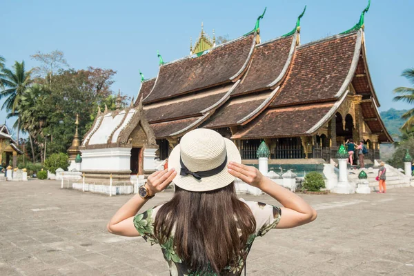 Vue Arrière Visite Touristique Femme Wat Xieng Thong Temple Emblématique — Photo