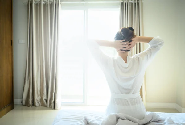 Вид Ззаду Молода Жінка Підняла Руки Розтягування Ліжку Після Пробудження — стокове фото