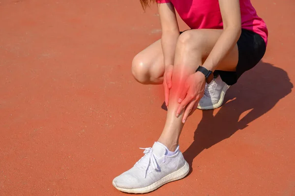 Tiro Corto Una Corredora Sufriendo Dolor Por Férula Shin Menudo — Foto de Stock