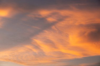 Fırtına yaklaşırken dramatik bir gökyüzü. Bu, atmosferin soğuması (olay olmadan güneş ışığı olmadan) bulutların yoğunlaşmasına olanak sağlayan koşullar yaratmasından kaynaklanır..