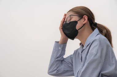 Kötü hava kirliliği (PM2.5) nedeniyle başı ağrıyan Asyalı kadın. PM2.5 seviyesi hava kalitesinin sağlığa zararlı olduğu anlamına geliyor..