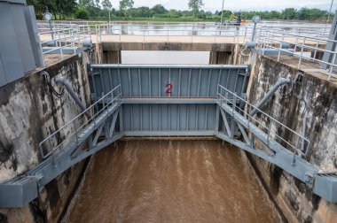 Chiang Rai 'nin barajı su sızdırmak için açıldı. Dökülme yolu, baraj doluyken ya da baraj çevresinde ihtiyaç fazlası su geçidi..