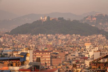 Gün batımında Nepal 'in başkenti Katmandu şehri. Şehir, orta Nepal 'in kase şeklindeki Katmandu Vadisi' nde yer almaktadır..