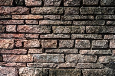 Eski bir tuğla duvar desenli ve desenli. Tuğla, duvar yapımında kullanılan bir bloktur..