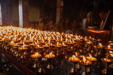Nepal, Swayambhunath tapınağında mum yak. İnananlar, cevaplanmış dualar için Tanrı 'ya şükretmenin bir işareti olarak mumları da yakarlar..