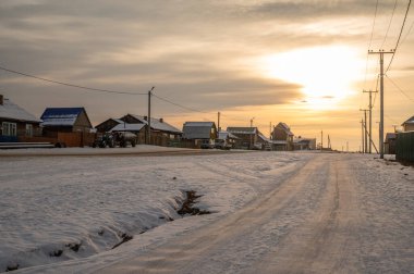 Günbatımında Rusya 'nın Baykal Gölü' ndeki en büyük ada olan Olkhon Adası 'nın doğu kıyısında yer alan Khuzhir köyünün manzara görüntüsü..