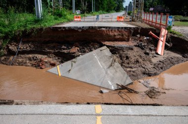 Tayfun Yagi, Tayland 'ın Chiang Rai bölgesini yerle bir ettikten sonra Doi Hang alt bölgesinde yıkılmış bir köprü..