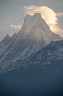 Nepal 'in Annapurna bölgesindeki Machapuchare Dağı veya Mt.fish kuyruğu (6.993 m) kutsal dağ. Annapurna Massif 'teki bu dağın zirvesine resmi olarak hiç tırmanılmadı..