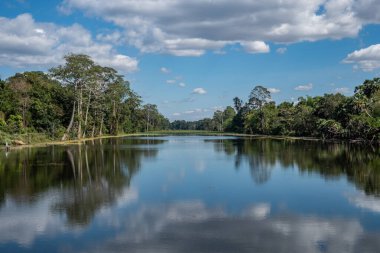 Angkor Thom 'un antik hendeğinin güzel manzarası Siem Reap, Kamboçya' daki antik başkent Khmer İmparatorluğu. Her biri 3 km uzunluğunda bir hendek, 9 km 'lik bir alanı kaplıyor..