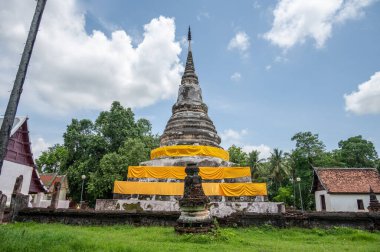 Kutsal pagoda, Tayland 'ın Uttaradit bölgesindeki Wat Phra Fang tapınağında Buda' nın kutsal emanetlerini kutsadı. M.Ö. 1700 'den beri inşa edilmiş. Sukhothai döneminde.