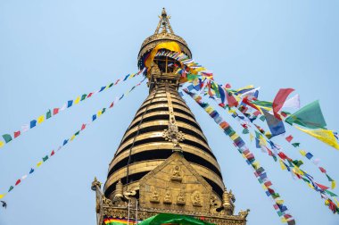Nepal 'deki Swayambhunath stupa' nın katmanlı şemsiyesi. Swayambhunath, Katmandu 'nun en kutsal dini mekanlarından biridir. Kral Manadeva tarafından ve 13. yüzyılda inşa edilmiştir..