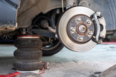 Kullanırken hava basınçlı krikoyu kapat. Pnömatik krikolar sıkıştırılmış havadan güç alır ve ağır malzeme ve makineleri rahatça kaldırmak ve yerleştirmek için kullanılır..