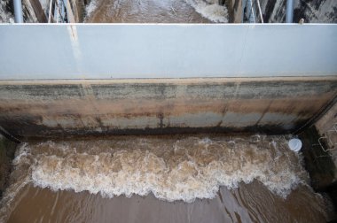 Yüksek akış olayları sırasında su boşaltımını yönetmek için kapılar kapalı. Aşırı suyu engeller, kontrollü ve güvenli bir şekilde serbest bırakır..