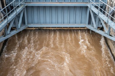 Chiang Rai 'nin barajı su sızdırmak için açıldı. Dökülme yolu, baraj doluyken ya da baraj çevresinde ihtiyaç fazlası su geçidi..