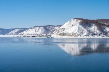 Baykal Gölü kıyısındaki Irkutsk Oblastı 'nda 2000' den az nüfuslu bir kasaba olan Listvyanka 'dan güzel bir yansıma..