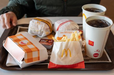 Chiang Rai, Tayland: Ocak-17-2026: McDonald 's restoranında bir çift meşrubatlı hamburger. Dünyadaki en popüler fast food şubelerinden biri..