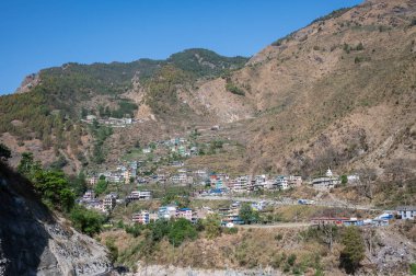Nepal 'deki Langtang Ulusal Parkı' nın içindeki Syabrubesi köyünün manzarası. Syabrubesi, Langtang Vadisi 'ne giden yeşil bir tepenin dibinde yatıyor..