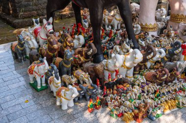 Tayland 'da ruhani tapınak için çeşitli hayvan heykeli sunan çeşitli gruplar. Bu heykeller, ülkenin koruyucu ruhuna huzur vermek, onurlandırmak ve hürmet etmek için hediyeler olarak hizmet eder..