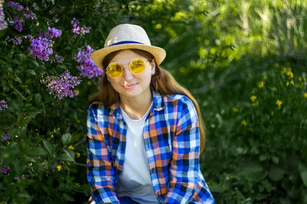 Defokus Žena Žlutých Slunečních Brýlích Klidný Portrét Krásné Hipsterské Ženy — Stock fotografie