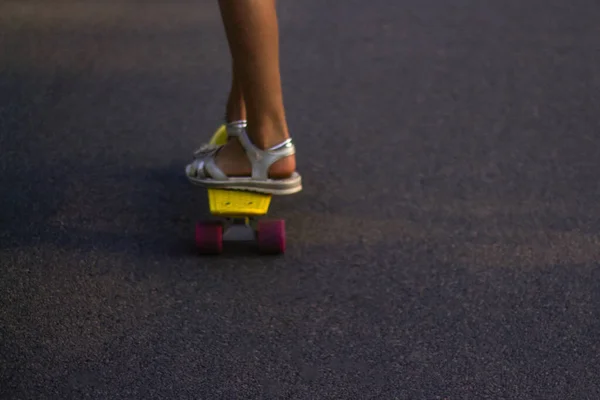 Fille Déconcentrée Jouant Sur Skateboard Dans Rue Enfant Caucasien Chevauchant — Photo