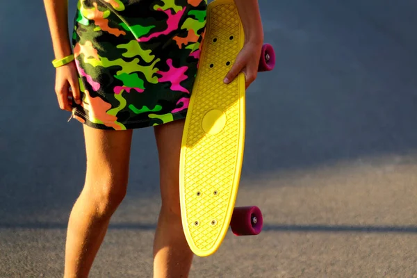 Defocus Girl Holding Yellow Penny Board Front View Youth Hipster — Stock Photo, Image