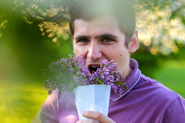 Desfoque Close Retrato Belo Homem Caucasiano Com Flores Cone Jardim — Fotografia de Stock