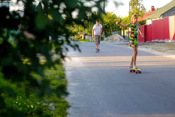 Desfoque Crianças Felizes Brincando Skate Rua Miúdos Caucasianos Andar Penny — Fotografia de Stock