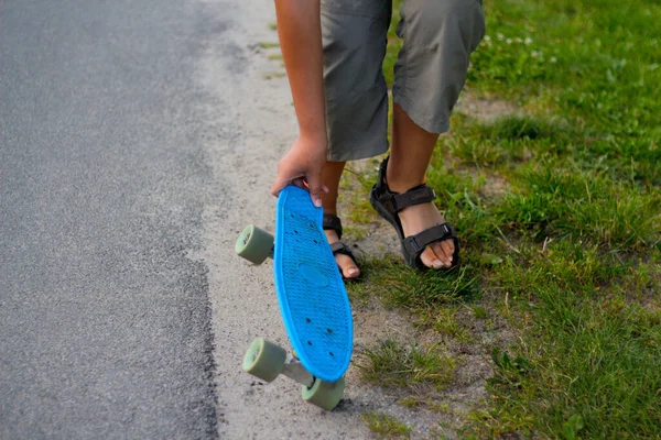 Defocus Anak Kecil Memegang Skateboard Penny Anak Muda Berkuda Taman — Stok Foto