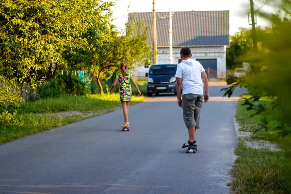 Déconcentrez-vous enfants heureux en jouant sur le skateboard dans la rue. Enfant caucasien chevauchant un penny board, pratiquant le skateboard. Concept d'enfance et d'amitié. Hors foyer — Photo