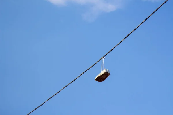 Defocus Sneakers Hanging Electrical Wire Blue Sky Background Concept Urban — Stock Photo, Image