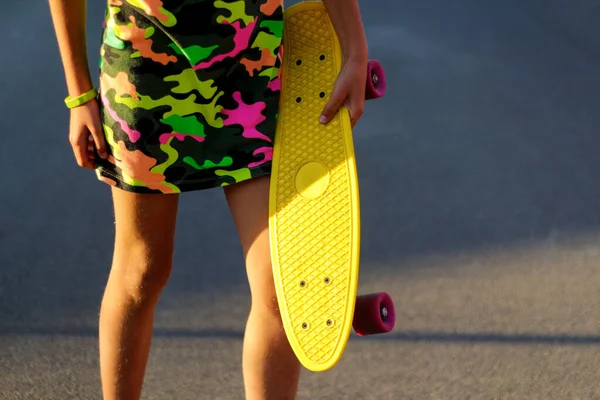 Defocus Girl Holding Yellow Penny Board Front View Summer Bright — 스톡 사진