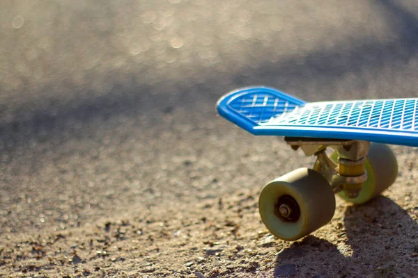 Defocus Fermer Skateboard Bleu Matin Parc Tête Planche Roulettes Roue — Photo