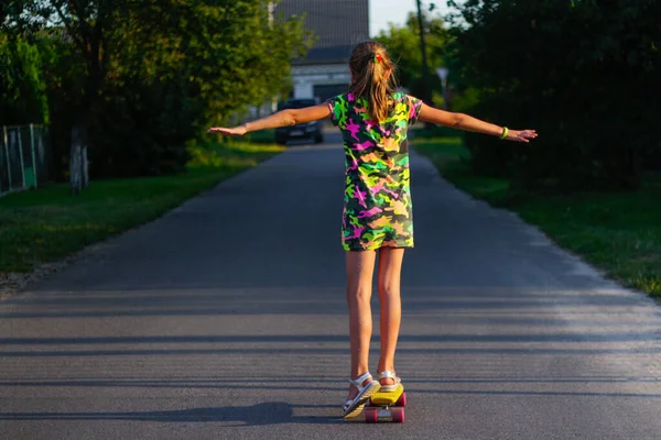 Defocus Bahagia Gadis Muda Bermain Skateboard Jalan Dia Meletakkan Lengan — Stok Foto