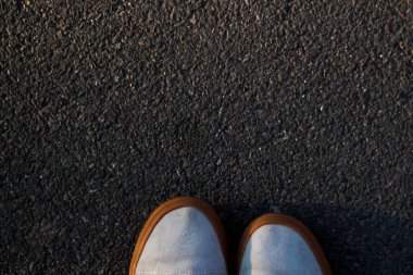 Fosforlu arka planda kesilmiş beyaz jel ayakkabılar. Ayak ve bacaklar yukarıdan görünüyor. Selfie her işe yarar. Odaklanamıyorum.