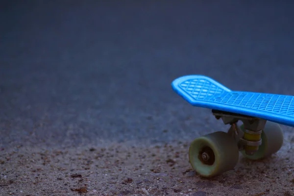 Defocus Zavřít Modrý Skateboard Parku Vedoucí Skateboardu Kola Silnici Veřejném — Stock fotografie