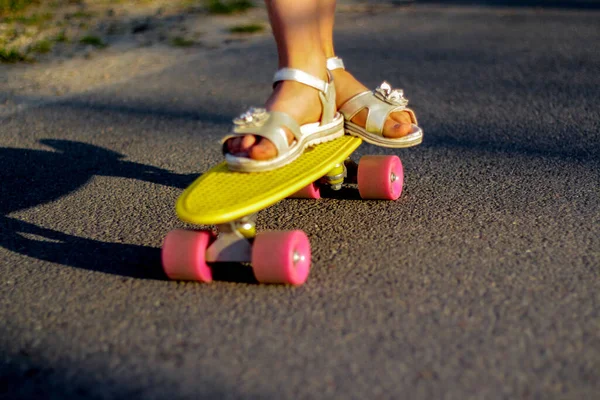 Defocus Bruslař Pohybující Asfaltové Silnici Žlutém Skateboardu Bílých Sandálech Některé — Stock fotografie