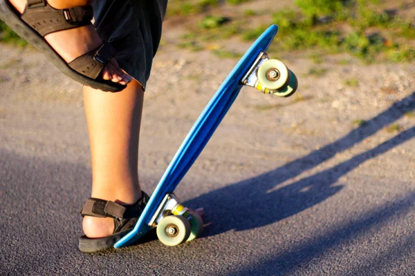 Defokus Malý Chlapec Nohu Penny Skateboard Mladý Kluk Jezdí Parku — Stock fotografie