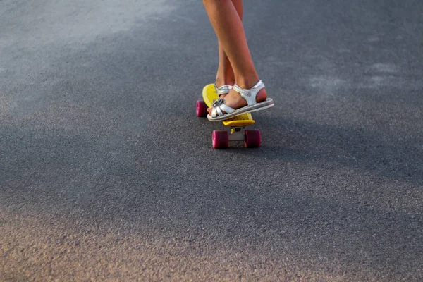 Defocus Bruslař Pohybující Asfaltové Silnici Žlutém Skateboardu Bílých Sandálech Některé — Stock fotografie