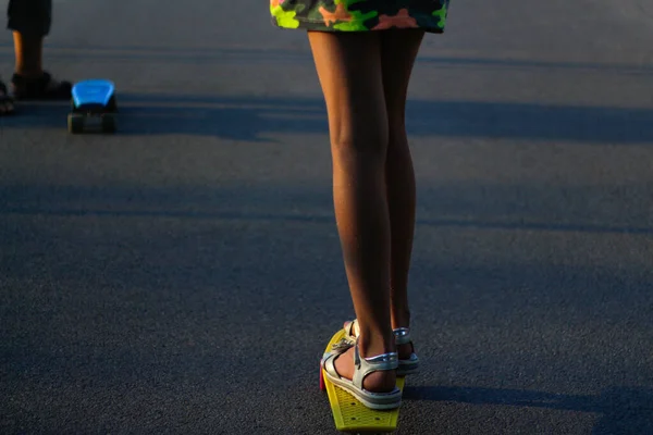 Defocus Skater Girl Bergerak Sepanjang Jalan Aspal Pada Skateboard Kuning — Stok Foto