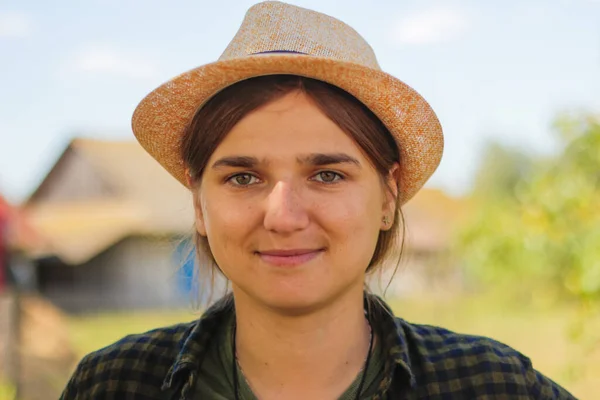 Desenfocado Primer Plano Sonriente Joven Morena Caucásica Mujer Sombrero Verano — Foto de Stock