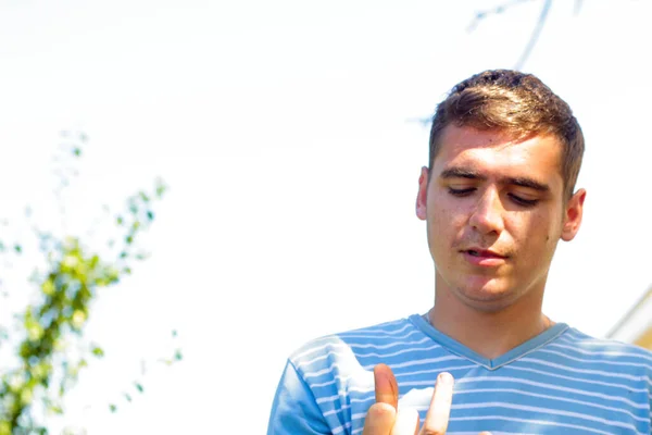 Hombre Caucásico Joven Desenfocado Mirando Dedo Fondo Exterior Verano Fuera —  Fotos de Stock