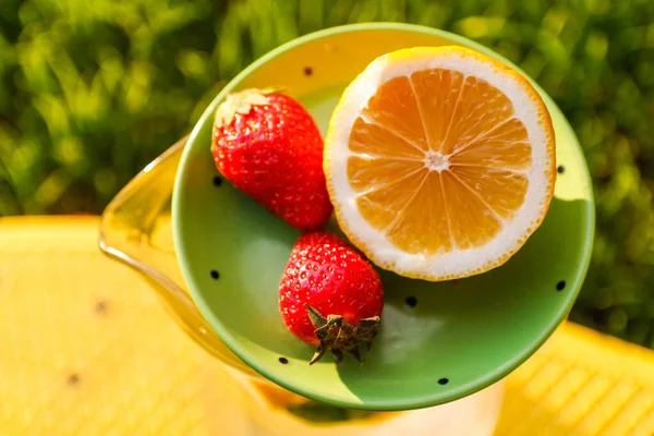 Desfoque Pires Close Com Limão Dois Morangos Jarro Vidro Limonada — Fotografia de Stock