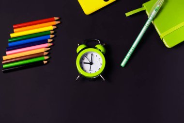 Okulun arka planına renkli kalemler ve çalar saatle geri dönelim. İlkokulda okul ve zaman yönetimi konusunda metin veya diğer unsurlar için alan kavramı.