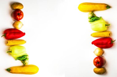 Beyaz arka planda taze renkli organik sebzeler, tarım ve sağlıklı gıda konsepti. Uzayı kopyala Düz yatıyordu. Beyaz arka planda yeni bir sebze grubu. Seçici odak.