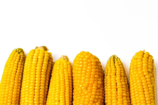 Gotowana Żółta Kukurydza Białym Tle Teksturę Kreatywne Jedzenie Huśtawki Kukurydzy — Zdjęcie stockowe