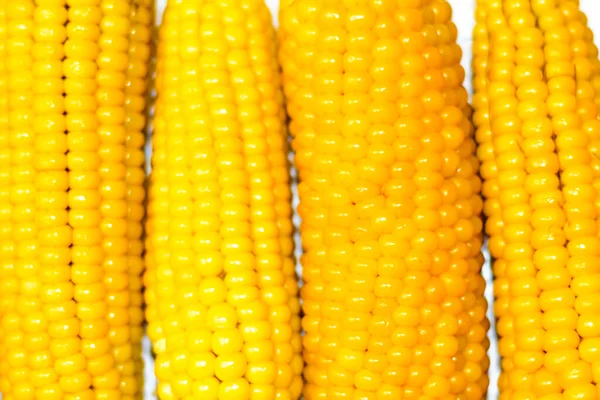 Gotowana Żółta Kukurydza Białym Tle Teksturę Kreatywne Jedzenie Huśtawki Kukurydzy — Zdjęcie stockowe