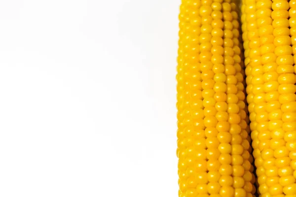 在白色背景上烤黄的甜玉米 有创意的食物玉米的摆动 整个和部分的玉米 生态食品概念 有选择的重点 — 图库照片