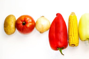 Beyaz arka planda izole edilmiş taze sebzeler. Vejetaryen yemeği: sağlıklı taze sebze sınırı. Uzayı kopyala Sebze grubunun yakın çekim görüntüsü. Seçici odak.