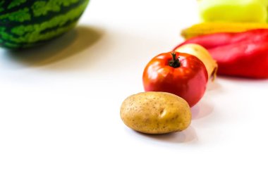 Domates, beyaz arka planda patates. Sonbahar, karpuz ve beyaz arka planda çeşitli renkli sebzelerle dolu sakin bir hayat. Mutlu Şükran Günleri Seçici odak.